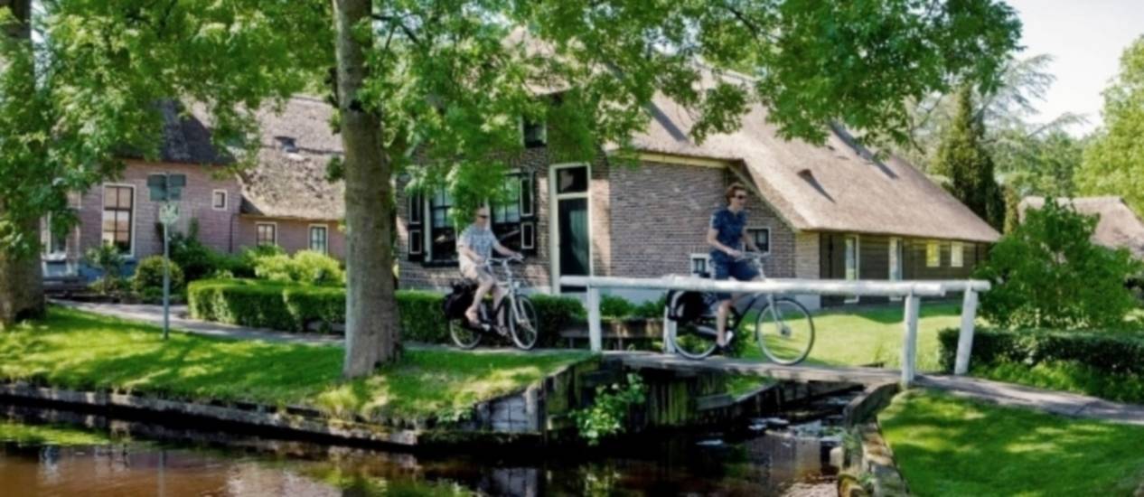 cycle in WaterReijk Giethoorn Weerribben Wieden