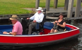 varend in rolstoel door Giethoorn